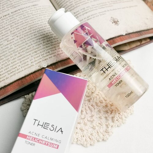 THESIA - Acne Calming Helichrysum Toner

Thesia adalah new local brand yang baru saja launched tanggal 21 Februari kemarin. Produk mereka sudah terdaftar BPOM, aman bagi kulit, ibu hamil & menyusui friendly, dan di bawah supervisi dokter spesialis kulit.

Untuk saat ini mereka punya 4 jenis toner dengan petal bunga asli didalamnya yg diimpor dari Eropa, yaitu :
🌼 Calendula toner untuk kulit sensitif
🌻 Helichrysum toner untuk kulit berminyak & berjerawat
🌸 Jasmine toner untuk kulit kering
🌹 Rose roner untuk kulit normal & kombinasi

Aku pilih Helichrysum karena kulitku cenderung berminyak & acne-prone. Toner ini memiliki kandungan utama tea-tree, witch hazel & chamomile extract yang dikenal bagus untuk menenangkan jerawat.

Jika membaca ingredients list, kalian akan melihat alcohol di urutan ke 2, but don't worry, tidak semua alcohol dalam skincare itu buruk. Nah, dalam toner ini sendiri fungsinya sebagai anti-microbial, supaya bahan aktif cepet meresap ke kulit, menjaga kestabilan bahan aktif & supaya teksturnya lebih light. Jadi nggak bahaya sama sekali, malahan bermanfaat buat kulit & sudah lolos uji BPOM, u don't need to worry 😘.

Tekstur toner ini light banget dan meresap sangat cepat. Tidak lengket maupun berminyak sama sekali, jadi nyaman juga buat kompres jerawat atau kulit yang sedang bermasalah. Baunya agak kuat, wangi bunga dan ada hints rempah-rempah. 

Aku telah memakai toner ini selama 1 minggu, aku pakai tepat setelah mencuci wajah am & pm routine. Kebetulan beberapa hari yg lalu aku coba exfo baru & unfortunately my skin reacted so badly. Langsung merah, gatal, iritasi dan jerawat keluar. Aku kompres dengan toner ini secara rutin and hasilnya sangat bagus! Jerawat cepet kempes dan peradangan sangat berkurang. 

Buat kalian yg kulitnya acne-prone I highly recommend this toner! Dapatkan disc 15% sampai tanggal 7 maret 2021, dapatkan di Shopee or Tokopedia Thesia Official Store.

@thesia_skin
#thesia #toner #skincare #skincareroutine #localbrand #indonesianbrand #indonesianskincare #beauty #beautycommunity #ClozetteID #acne #jerawat #antiacne #honestreview #skincarereview #productreview #skincarecommunity #discoverunder5k