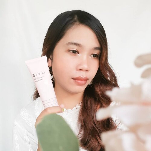 Welcoming April with my fav cleanser, OCC by @biyuskin

Awalnya aku nyobain cleanser ini versi sachet, ternyata enak banget dan cocok di kulitku! Jadi, tentu aku harus memiliki full-sizenya, and here is it!

Dulu, aku sempat heran setiap kali temenku bilang kalah "war" untuk mendapatkan produk ini, pikirku "apaan sihh, cuma cleanser aja masa sampe kayak gitu rebutan stocknya?" Now I know why, produk ini memang worth to try!

Oil Control Cleanser, tapi berhasil patahkan stigma tentang kebanyakan "oil control", direviewku sebelumnya telah aku ceritakan bagaimana aku kurang suka dengan pembersih wajah dengan embel-embel oil control, karena dikulitku malah bikin ketat, ketarik dan kering.

Cleanser ini sangat gentle untuk kulitku, busanya tidak terlalu banyak dan lembut. Ketika dibilas tidak meninggalkan sensasi ketarik dan kesat. Daya bersihnya bagus dan tidak meninggalkan residu.

Totalnya sudah berapa lama aku pakai cleanser ini? Kemasan sachet habis dalam 4 hari, kemudian break 1 mingguan dan ini pakai lagi kemasan full-size 6 hari. So far, masih nyaman2 saja dikulitku, nggak ada reaksi buruk sama sekali.

Ada yang sudah cobain OCC ini? What do u think?

#BIYU #BIYUSkin #cleanser #skincareroutine #localbrand #indonesianbrand #indonesianskincare #beauty #beautycommunity #ClozetteID #acne #jerawat #antiacne #honestreview #skincarereview #productreview #skincarecommunity