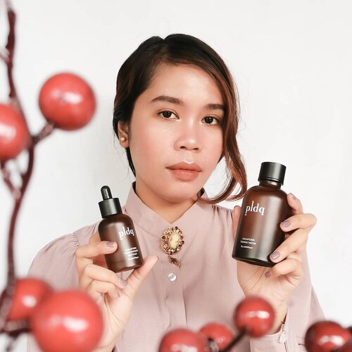 PLDQ - Aquaporin Line

Ini adalah skincare line pertama dari PLDQ, a new Korean brand. Line ini menggunakan 7 jenis Hyaluronic Acid + Aquaporin didalamnya. Kandungan ini bekerja dengan cara membangun moisture barrier layer by layer to create healthy skin.

Diformulasikan untuk menyuplai hidrasi, kelembapan & nutrisi bagi kulit. Good for all skin type, highly recommend for dry & scaly skin, jadi yang kulitnya kering parah sampe kayak bersisik gitu. 

🍃 Aquaporin Toning Water
Toner low pH dengan water-like consistency, sangat bagus untuk menyeimbangkan pH setelah cuci muka. Teksturnya yg cair cepat terserap, tapi tidak meninggalkan kesan matte maupun lengket setelahnya, malahan dia cukup menghidrasi kulit combination to oily ku. Baunya enak, segar agak maskulin dan ada hints citrusy. 

Toner ini aku pakai di slot hydrating toner, atau setelah memakai exfo. Aku sangat menyukai teksturnya yg ringan jadi meskipun pakai beberapa layers tetap terasa nyaman.

🍃 Aquaporin Concentrate Ampoule
Teksturnya kental & bening, dengan bau yg mirip dengan tonernya. Agak slippery jadi really satisfying to spread out. Lumayan cepat terserap & finishnya bikin kulit nampak glowing + kenyal. Memberikan kelembapan & hidrasi dengan sangat baik & tahan lama. 

Ampoule ini aku gunakan setelah toner, both in am & pm routine, cukup 3 drops for my face & neck. Yang paling aku suka dari ampoule ini, dia ga hanya kasih kelembapan yg bagus tapi juga bantu meredakan kemerahan or iritasi dengan cepat

I've been using these products for 2 weeks, so far no bad reactions at all. Kombinasi keduanya bekerja dengan baik dan cocok dikulitku. See the before after pict on the last slide, kulitku lebih well hydrated sehingga membuatnya nampak halus dan sedikit lebih kencang dibanding sebelumnya. Untuk melengkapi Aquaporin line, I really want to try their cream ❤️.

 
@lynekorea @pldq_official @pldq_id

#PLDQKorea #PLDQIndonesia #PLDQ_id #7xHyaluronicAcid #LyneKorea #kbeauty #skincare #koreanskincare #skincareroutine #skincarelover #skincareaddict #skincarecommunity #beauty #beautycommunity #clozetteID