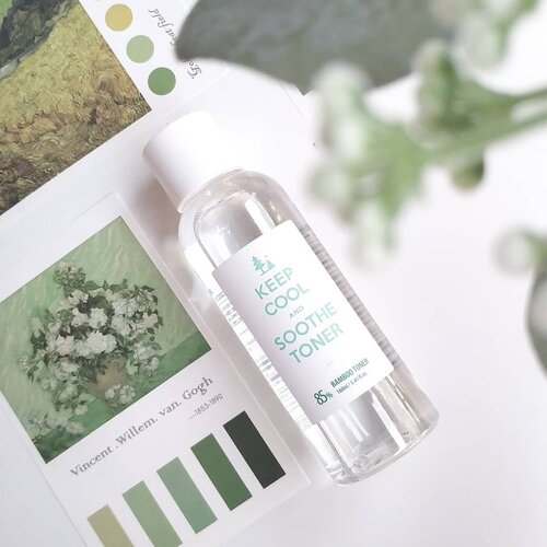 Keep Cool Soothe Bamboo Toner
. 
Sebelumnya aku sudah pernah cobain toner ini versi mini, waktu itu berkesempatan buat coba bamboo mini kit. It was great! Dan toner ini otomatis masuk jajaran toner favorite ku, beberapa orang yang telah aku rekomendasikan toner ini juga mengatakan hal yang sama kalau toner ini memang bagus dan jadi favorite mereka juga 😍. 
. 
Mengandung 85% Bamboo water yang memberikan efek menenangkan. Low pH 5.5 membantu menjaga keseimbangan alami kulit. Dengan high & low hyaluronic, memiliki daya tahan kelembapan & hidrasi yg kuat. 
. 
It has water-like consistency. Teksturnya bener-bener kayak air, ringan, ga lengket, mudah terserap, ga berwarna, ga berbau tapi terasa seger banget menyentuh kulit + ngasih hidrasi yg lumayan bagus. 
. 
Aku menggunakan toner ini dengan 3 cara :
1. Sebagai face toner setelah cuci muka, aku sapukan menggunakan kapas. Meskipun sudah ngasih hidrasi tapi setelahnya masih aku tambahkan dengan hydrating toner lagi. 
2. Sebagai soothing & calming pad. Caranya aku rendam kapas tipis menggunakan toner ini, lalu menempelkannya ke area yang bermasalah seperti iritasi, kemerahan atau sedang ada jerawat bengkak. 
3. Sebagai face mist. Aku pindahkan toner ke botol spray mini supaya bisa masuk sling bag dan aku bawa kemana2, jadi setiap kali butuh tinggal aku semprotkan. 
. 
Toner ini bagus banget buat soothing & calming kulit yang bermasalah, cepet banget menenangkan & ngurangi kemerahan. Bagi aku yg memiliki kulit sensitif ini adalah penyelamat. 
. 
Have u ever tried this toner? Let me know bagaimana cara kalian menggunakannya? 
. 
U can buy this toner at my Charis Shop
https://hicharis.net/yourwilddaisy13/NEu
. 
#CHARIS #CHARISSTORE #charisAPP @hicharis_official @charis_celeb
@keepcool_global
. 
. 
. 
#keepcool #soothebamboo #Toner #bambootoner #calmingtoner #soothing #soothingtoner 
#kbeauty #koreanbeauty #kskincare #koreanskincare #bamboo 
#clozetteID  #beauty #beautyblogger #beautyreview #beautycommunity #skincare #skincarereview #skincarecommunity