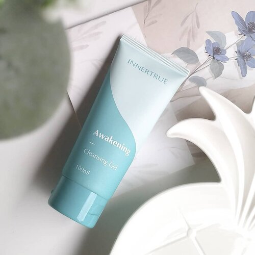 INNERTRUE - Awakening Cleansing Gel
.
Seperti biasa, ketika mendapat complete set skincare aku pasti akan mencobanya 1 per 1 dan yang pertama selalu pembersihnya. 
. 
Cleanser ini memiliki formula yang lembut, bebas sabun, pewangi dan alcohol, cocok bagi mereka yang kulitnya sensitif. Klaimnya mampu membersihkan kotoran dan makeup serta mengontrol produksi minyak berlebih di wajah. 
. 
Main ingredients nya adalah aloe vera, curcumin, green tea, vitamin c & b3, bisabolol, tranexamic acid, licorice dan allantoin.
. 
Packagingnya berbentuk tube dengan tutup model flip-top, aku suka cleanser dengan tutup model begini jadi lebih praktis untuk membukanya, cukup pake 1 tangan. Kemasannya cuma di sealed pake plastik, no box but it's okay, karena info produk sudah tertera semua di tube dengan jelas. 
. 
Sesuai namanya, cleanser ini bertekstur gel yang menurutku agak cair dengan warna bening agak keruh. Busanya tidak terlalu banyak dan terasa sangat lembut ketika menyentuh kulit. Meskipun no-fragrance added bukan berarti produk ini ga berbau yaa, aku masih bisa mencium bau samar-samar yang kayaknya familiar tapi aku ga bisa mengingatnya 😂.
. 
Disarankan untuk membilas cleanser ini dengan air hangat, tapi aku membilasnya dengan air dingin biasa yg ada dikamar mandi. Setelah dibilas ga ada sensasi kulit ketarik dan setelahnya aku coba diamkan cukup lama sekitar 30menit kulitku masih terasa lembap, padahal biasanya bakal mulai kering kalau nggak segera dikasih hydrating products & pelembap.
. 
Aku udah pakai cleanser ini selama lebih dari 2 minggu dan it's totally fine, no bad reaction at all. Di kulit yang sedang berjerawat parah pun ini juga sangat nyaman digunakan. 
. 
Jika kalian sedang mencari pembersih wajah yang gentle aku sangat merekomendasikan untuk mencoba produk ini ❤. 
. 
Where to buy? @smartskincare.id
. 
#skincareroutine #skincarereview #skincarediary #skincarelover #skincarecommunity #beauty #beautyblogger #beautyreview #beautycommunity #clozetteID #SmartSkincareIndonesia #PerawatanWajah #BahanAlami #INNERTRUE #SmartSkincare #SkincareRoutine #SkincareBPOM #SkincareLokal #Skincare #AcneFighter