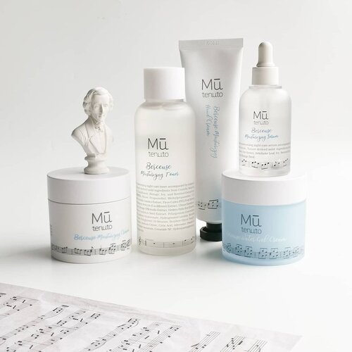 An introduction to Mu Tenuto

Mu Tenuto adalah Korean brand dengan konsep yang sangat menarik, skincare product with a touch of classical music. Mu diambil dari kata Music dan Tenuto adalah notasi music "-" yang artinya to hold or sustain a note for its full lenght. Disini maksudnya, music should be appreciated for its full value. 

Brand ini menghadirkan Mu Tenuto Time, yaitu pukul 11 malam adalah waktu terbaik untuk melakukan perawatan dan membuat kulit sepenuhnya rileks. Jadi, kita disuruh skincare-an sambil dengerin classical music. Ketiduran yang ada... eits tunggu dulu, memang itu tujuan mereka! Supaya habis skincare-an bisa langsung tidur nyeyak, nggak begadang yg tentu itu nggak bagus buat kulit.

Barceuse Moisturizing Care mereka ini terinspirasi dari Barceuse Op.57 composed by Chopin, nahh makanya itu aku taruh mini statue of Chopin dalam foto biar nyambung 😁. Barceuse sendiri in France artinya Lullaby or lagu pengantar tidur, tuh kan asli brand ini mau menimang-nimang kita. So, line ini konsepnya adalah memberikan tidur nyenyak untuk kulit kalian.

Apa saja produk dari Barceuse Moisturizing Line?
🎶 Barceuse Moisturizing Cream
🎶 Barceuse Moisturizing Toner
🎶 Barceuse Moisturizing Serum
🎶 Barceuse Water Gel Cream
🎶 Barceuse Moisturizing Hand Cream

Kemasan produknya cakep banget, ada kayak sheet music didalamnya. Trus, ada barcode yang ketika di scan bakal mengarahkan kita ke Youtube Video of Beethoven - Romance No. 2, ini bisa jadi music pengantar kita skincare-an.

Jujur, aku excited banget dapet produk ini, karena kesannya aku banget 😁 many of u already know that, sebelum jadi budak skincare, I was music's slaves and classical is one of my fav! Sampai sekarang masih suka, meskipun udah nggak pengen bergelut didalamnya, but at least aku butuh waktu 1 jam setiap hari untuk benar-benar tenang & mendengarkan music.

Dari 5 produk diatas mana yang paling pengen kalian baca reviewnya? 

@mutenuto_official
#mutenuto #kbeauty #skincare #beauty #classicalmusic #chopin #skincareroutine #skincarelover #skincareaddict #skincarecommunity #skincaretips #skincarereview #clozetteID #koreanskincare #koreanbeauty