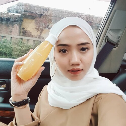 Pakai skincare sebelum pakai makeup? Wajib dong bebzz!Kemarin aku nyobain Frudia Citrus Brightening Toner dari @frudiaindonesia dan ternyata toner ini juara🍊Kandungan flavanoid dan jeruk bagus buat kulit sis. Ekstak buah jeruk yang kaya Vit C menjaga dan merawat kesehatan kulit. Citrusnya juga bisa merevitalisasi kulit yang lelah. Selain itu, kulit yang tadinya kusam jadi cerah✨ Cocok banget dipakai buat #skincareforbasemakeup pastinya. Kulit jadi lebih bersih, kenyal, dan glowing. Pas banget bisa bikin tampilan makeup makin smooth💛Kamu juga bisa pakai toner ini sebagai facemist loh, masukan dalam botol spray trus semprot ke muka deh. Stay fresh all day😍#jogjabloggirls #clozetteid #blogger #toner #kbeauty