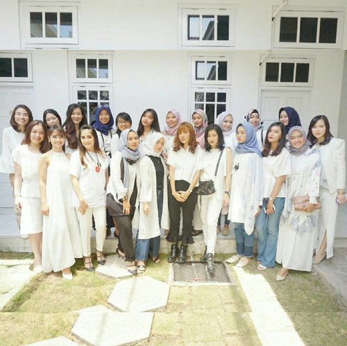 Influencer Gathering&Talkshow at Laseca Gedong Kuning🌸

Beruntung bisa ketemu dan chit-chat bareng blogger dan influencer yg nggak cuma cantik, tapi kreatif dan banyak menginspirasi. Thank you for give me an opportunity to be a part of them🙋💕 Absolutely, congratulations to two great ladies @stellaelvina & @rethstagram for opening a new branch of @lasecaspa Gedong Kuning. Makin sukses😘

#laseca #lasecaspa #influencergathering #jogjabloggirls #clozetteid