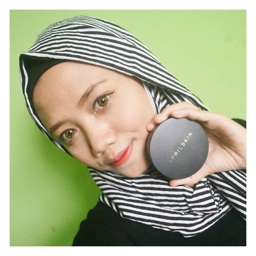 I'm in love with this cushion too much😍 Coverage bagus, warnanya pas di skin tone aku. Hasilnya cocok banget dipake sehari-hari. Yang bikin aku kagum, Magic Snow Cushion dari APRILSKIN ini ketahanannya juara parah banget. Its really stay for about 10 hours in my face without touch up. Wich is aku suka banget💃 Pokoknya ini recommeded banget, apalagi buat yang tipe kulitnya kombinasi kaya aku. So i say big thanks to @0.8l_indonesia to give me a chance to try this product💘
.
.
.
#08literindonesia #review #cushion #aprilskin #magicsnowcushion #makeup #blogger #beautyblogger #makeupkorea #clozetteco #clozetteid