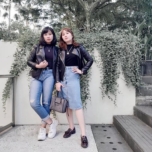 Similar but not the same👭
.
.
.
.
.
#clozetteid #personalstyle #styleblogger #ootd #cgstreetstyle #streetstyle #ggrepstyle #fashion #blogger #stylist #fashionblogger #style #sister #sibling #PrettyMessedUpStyle #lookbookindonesia #ootdindo @lookbookindonesia