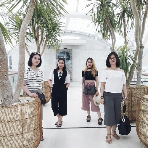 Celebrating international women's day with a little throwback to our Christmas holiday!BTS~Dad: "Girls, spread out. Get over there. Quickly."The Girls: "This isn't the old days. We don't take group pics like that anymore."Also The Girls: *spread out quickly*....#clozette #clozetteid