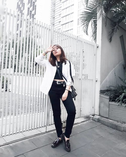 See no evil🙈
.
.
.
#clozetteid #personalstyle #styleblogger #ootd #cgstreetstyle #streetstyle #ggrepstyle #minimalist #fashion #style #fashionblog #fashionblogger #PrettyMessedUpStyle #lookbookindonesia #ootdindo @lookbookindonesia