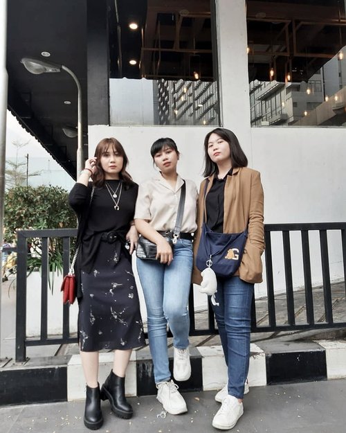 Sisters are like thighs. They stick together. And with a brother everything seems perfect🖤🖤
.
.
.
.
.
#clozetteid #personalstyle #styleblogger #ootd #cgstreetstyle #streetstyle #ggrepstyle #fashion #blogger #stylist #fashionblogger #style #sister #sibling #PrettyMessedUpStyle #lookbookindonesia #ootdindo @lookbookindonesia