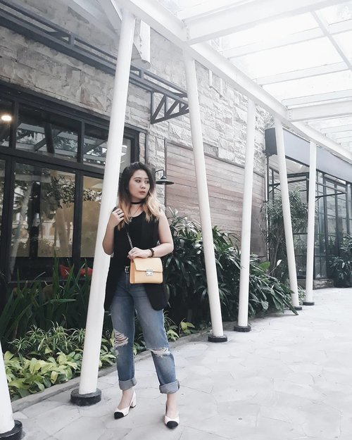 It's funny how a person changes so much within a year. Like, I don't even recognize who I am anymore.
.
#LYKEAmbassador #lykeootd #clozetteid #clozette #lookbookindonesia @lookbookindonesia
.
.
.
.
.
.
#ggrep #cgstreetstyle #PrettyMessedUpStyle #ootd