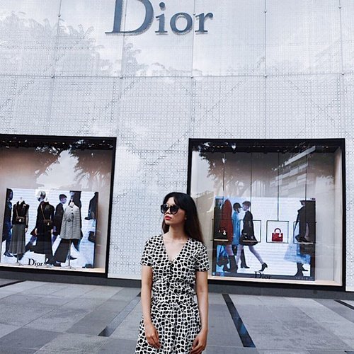 In case you haven't read it, new post is up on my blog! 😛✌🏻 Orchard Dots ⚽️⚽️ kindly click the link on my bio 😎🌹 Dress by Dya Fashion Boutique and sunglasses from @pomelofashion 🙏🏻✨
•
•
•
•
•
•
•
• 📸 : @iraanursyadha • #bloglovin #exploresingapore #exploresg #singaporelife #adayinsingapore #visitsingapore #styleblogger #bloggerlife #bloggerbabes #bloglovinfashion #dior #orchard #orchardroad #clozetter #clozetteid #trypomelo #pomelo #ggrepstyle #ggrep #cgstreetstyle