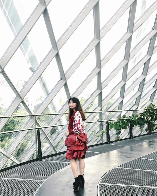 New post is up on the blog ^^ Gardens by The Bay Deep in Red - A Touch of Floral Batik 🌺💓 dress and blazer from Dya Fashion Boutique, bag @zaloraid ❤️ Link in my bio 🍄
•
•
•
•
•
•
• 📸 : @iraanursyadha • #styleblogger #visitsingapore #gardenbythebay #clozetter #clozetteid #bloggerbabes #bloglovinfashion #bloglovin #ggrepstyle #cloudforest #vsco #batik #indonesianblogger