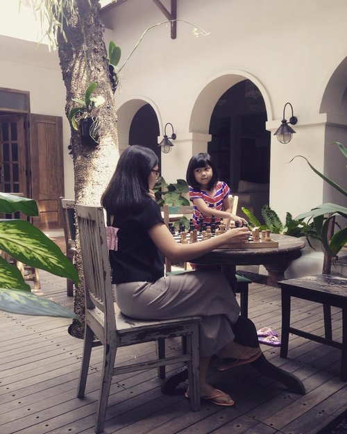Playing Chess #motherdaughter #jogjaistimewa #adhistana #clozetteid #traveljogja