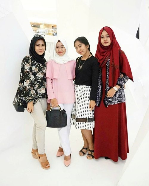 Last nite - Attending Jakarta Fashion Week 2017's last day with this 'Rumpi Girls' 😘👭👭...#ootd #hootd #hijaboutfitoftheday #hijabi #hijabandfriends #fashionblogger #soontobe #wkwkwk #aamiin #latepost #clozetteid #clozettedaily