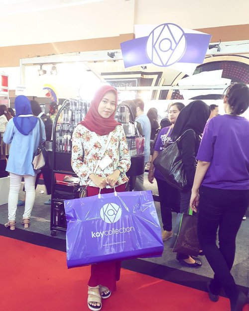 Last day at @cosmobeauteindonesia 
Feeling so hopeless of what Im looking for
But alhamdulillah I found it when it's really the last stock😥 #berasajodoh 😂
📷: momz
#lastday #cosmobeautéindonesia2017 #clozetteid #sorryforblurry