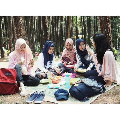 There are some people in life that make you laugh a little louder, smile a little bigger, and live just a little bit better💕
.
.
.
#quotes #qotd #picnictime #girls #mahahantap #collegegirls #dayoff #clozetteid #clozettedaily #ggrep