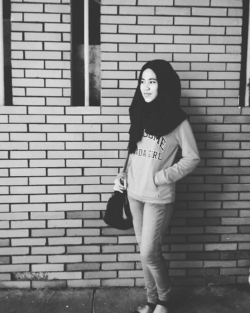 "Dont define your world in black and white, because there is so much hiding amongst the greys." -unknown#quotes #qotd #wisewords #blackandwhite #bnw #hijabi #clozetteid #clozettedaily