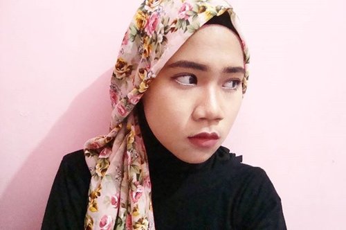 "If something is destined for you, never in million years it will be for somebody else." Aamiin

#Quranquotes #quotes #qotd #clozetteid #clozettedaily #purbasarimatte #purbasarimattelipstick #fotd #vintagehijab #nofilter