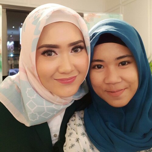 It's a wrap! Thankyou for today's gathering and ifthaar, @clozetteid @wardahbeauty 🙆
Ga nyesel abis pulang dari kampus langsung bela2in kesini naik kereta+ojek panas terik td🌞😂 mana cuma sempet touch up pake powder ama lipcream doang
ga ngalis, ga pake eyeliner, ga pake bulmat, ga pake blush on, ga pake shading (iya, paling dekil disitu) #curcol😆
Terus pas games td sempet sedih karna gaada pasangannya😂 eh malah dipasangin sm kakak cantik @luluelhasbu😍😍😍
Semoga bisa ikutan event seru ky gini lagi di lain waktu! Alhamdulillah jd nambah wawasan ttg entrepreneur, banyak kenalan dan temen jg jdnya😄 ampe follow2an ig wkwk
Sukses terus yaaa! It really made my whole day!😜😘❤ hehe *lebay*
@clozetteid @wardahbeauty
.
.
.
#clozetteid #clozetteidxwardah #cantikdarihati #clozetter #clozetteevent #ifthar #gathering