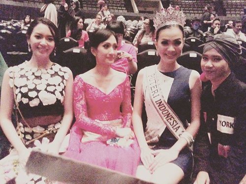 Feel so honoured to be able to sit down with this three Indonesian-gorgeous-women! @keziawarouw @artikasaridevi @elviraelph 😍😘🙆🏻😆
Thankyou for being very humble♡
(Sorry for the low-resolution hehe)
.
.
.
#IndonesiaFashionWeek #IFW2016 #aftershow #anniesahasibuan #vvip #PuteriIndonesia #preciousmoment #clozetteid #tetepmaungepostyangini haha
