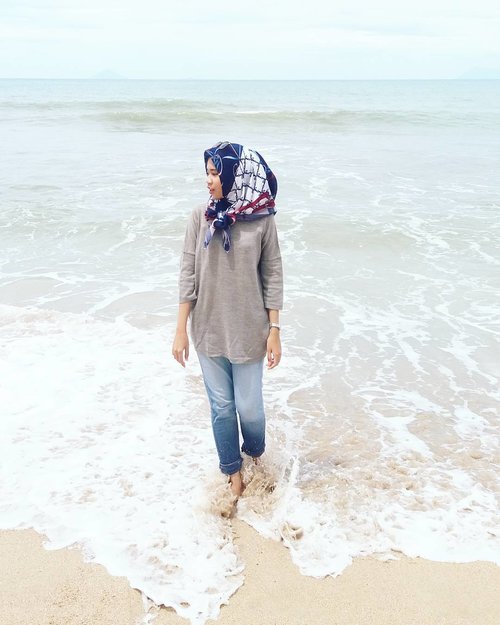 "There's nothing more beautiful than the way the ocean refuses to stop kissing the shoreline, no matter how many times it's sent away."
-Sarah Kay
.
.
.
#quotes #qotd #littleescape #mysweetescape #vacation #beach #ocean #holidayoutfit #hijabootdindo #dailyhijab #clozetteid #clozettedaily #pardonmyexpression