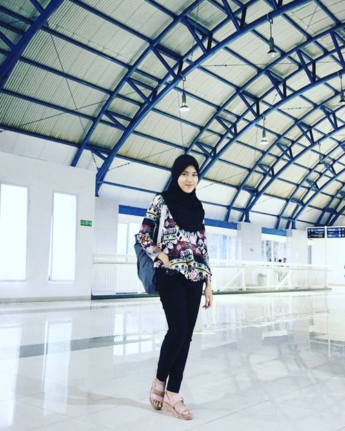 No matter how you feel,Get up,Dress up,And never give up.-@clozetteid's quotesCaptured by @maimunahsm#morningquotes #qotd #quotes #clozetteid #perspective #ootd #ootdindo #hootd #hijaboutfitoftheday #hijabootdindo #iwearbatik