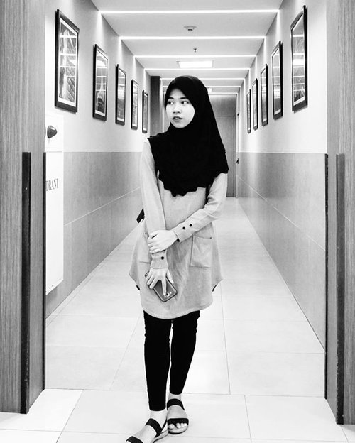 "Sometimes, you need to step outside. Get some air. And remind yourself of who you are and who you wanna be."...Photographed by @maimunahsm #PRIORITASSelfie #blackandwhite #monochrome #perspective #clozetteid @xlprioritas