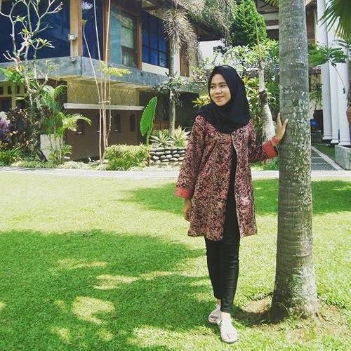 "Happiness is a choice, not a result. Nothing will make you happy until you choose to be happy. Not a person will make you happy. Your happiness will not come to you. It can only come from you." -Ralph H.#quotes #qotd #batik #batikmeetfashion #ootd #ootdindo #hootd #hijaboutfitoftheday #hijabootdindo #hijabers #clozetteid #clozettedaily #HOTDSA #SariAyuHijab #bebasberhijab #ga12_hijabootdindo #senyuminajah😜