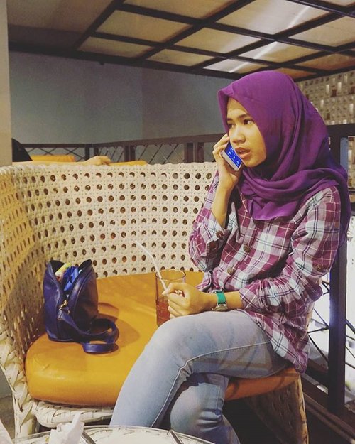 "There's all these ways to instantly communicate - cars, computers, telephone and transportations - and even with all that, it's so hard to find people and have an honest communication with them."-Jason SchwartzmanReal candid by @maimunahsm#quotes #qotd #phone #clozetteid #clozettedaily #candid #realcandid #candidmoment #otp