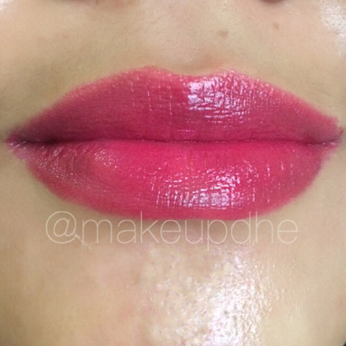 Vivid Matte Liquid MAT6 by @maybellineina. I love the color, but I think this is kinda misleading. First, the texture is not matte! As you can see in the real picture, the lipstick is glossy, which is nice actually. But honestly it doesn't feel matte at all. So if you a matte lipstick lover, this is not for you. And the second, this lipstick is not as slab as it's advertised. Otherwise I'll just accept the reality that my lips is not as good as @pevpearce 😢. The texture actually remind me of @bourjois_id Rouge Edition Velvet. The shape and the size also! But in my opinion, @bourjois_id will give you matte-velvety finish. So they're actually different. 
But then, everything will be back to your preference. What do you think?

#maybelline #maybellinevelvetmatte #velvetmatte #lotd #lipstick #lipstik #lipstickswatch #mua #muajakarta #makeup #makeuplover #makeupmafia #makeupaddict #makeupartist #makeupartistsworldwide #indobeauty #indovidgram #indobeautygram #indobeautyvlogger #bblogger #bbloggers #beautyblogger #followback #follow4follow