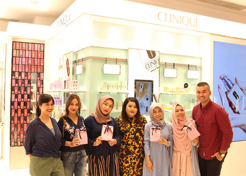 Heyooo! I was having fun with these beautiful people on @cliniqueindonesia VIP store tour. I always like visiting @cliniqueindonesia store as I got more knowledge to treat my skin better, and I hope my friends here thought the same. I want to give a shout out to @nurulsulisto who has answered so many questions that I have and @dikastiff for being a wonderful host. And also my ladies @raniayasminyahya @eccy_marrafa @ipith23 @feezafauziah that so sweet and friendly. I had a blast spending time with you guys. Luvvvv 😘😘😘 #CliniqueID #Clinique #clozetteID