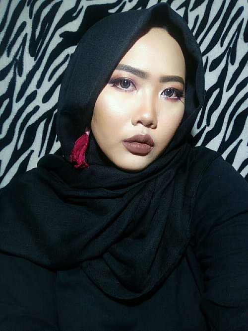 don't be afraid of dark lipstick!! i use to think i couldn't pull it off but i now realize you just gotta find the right shade. and of course be confidence and rock it!! . . 
#MarvellaConfidence
. . . . . . . . . . .

@indobeautygram @indovidgram @muajkt #nyxcosmeticsid #ibv #makeupenthusiast #indobeautyvlogger #youtubeindonesia #makeupartist #makeupproom #makeuplamaran #likeforlike #instabeauty #makeupwisuda #makeuptutorial #makeoverid #makeover #inspirasimakeup #wardah #indovideogram #instagram #thebalm #anastasiabeverlyhills #indobeautygram #makeupengaggement #ootdbigsizeindonesia #hijab #hijaber #beautyevent #beautydiary #clozzedid