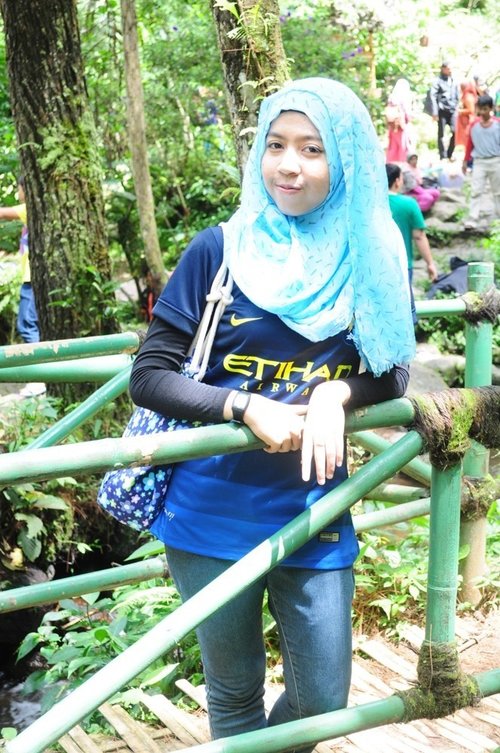 messis pashmina, flowery bag, jeans and etihad jersey  #allaboutblue