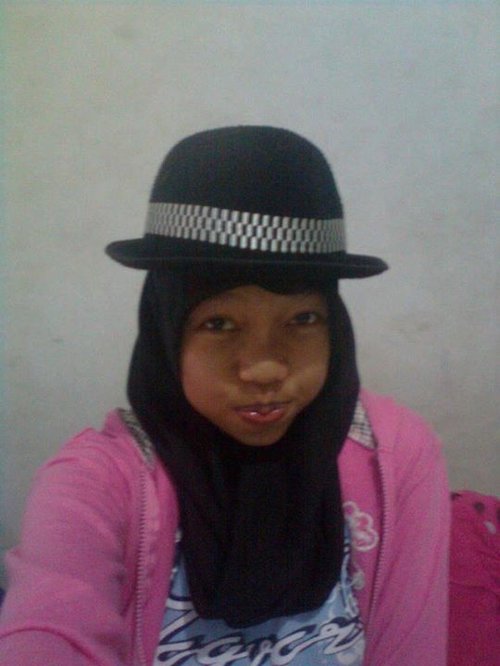 jilbab dan topi hitam cocok untuk menetralkan warna baju :)