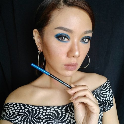 Who's ready for a bold summer makeup. Well I'm totally ready with this @lakmemakeup eyeconic eyeliner in Royal Blue. Perfect for those summer looks with its bright pigmented blue color its also waterproof, no smudge, 10 hr stay definitely suits your wildest summer party  #summerbrightvibes #lakme9to5 #stylingtrendsetters #instantglam