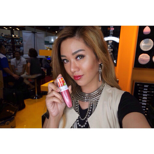 Don't forget to visit @extica.id booth at Cosmobeaute @cosmobeauteindonesia JCC senayan, produk nya sangat menarik dan ada promo discount 35% yuk buruan sampai 14 Oct.

PS: I'm wearing @extica.id Fabulous sugar shine lipgloss 
#extica
#exticaid
#localbrand
#partipost
#exticaabsolutebeauty
#partipostid
#exticapartipost