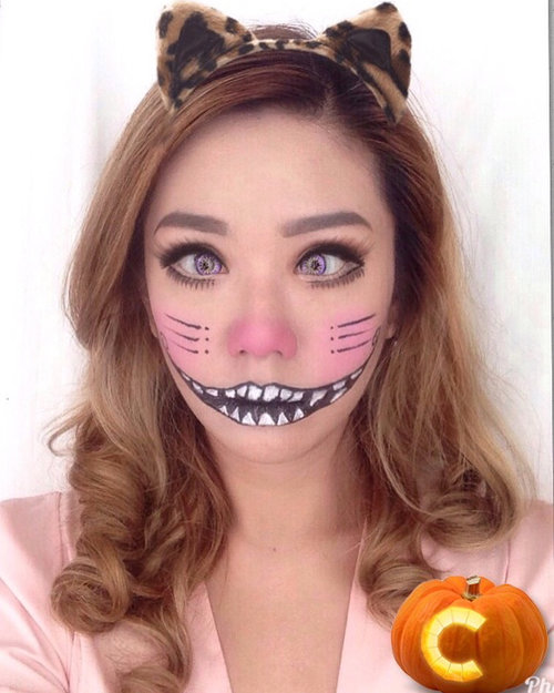 Happy Charis Halloween 🎃🎃🎃 Halloween is my favorite time of the year where I can put on any makeup and be anything I want to be 👻🎃👾👽💀 To achieve this funny and cute cat makeup I used W-Snow CC Cushion @w.lab from @charis_official as my makeup baseFor this Halloween I prefer all the things from @charris_official  my favorite beauty playground of all, so what are you waiting for check the link in my profile#charis #charisceleb #halloweenwithcharis @charis_official