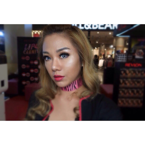 Lip Carnival from @revlonid to celebrate the launcing of 6 new colors of Super Lustrous Lipstick. I'm wearing one of the color "Cherries In The Snow". Thanks a lot @facetofeet_id for having me and get to watched lip swatching demo by @thelipstickmafiaaa 💄💋 #RevlonLipCarnival#Revlonx FaceToFeet