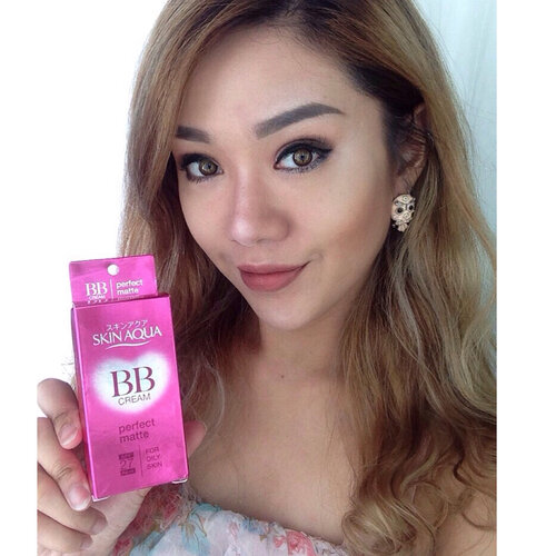 First impression waktu aku coba Skin Aqua BB Cream Perfect Matte dari @yukcobain  ini aku suka banget.Dari kemasan nya yang berwarna pink metalic dan simple dan sangat informatif mengenai manfaat produk dan cara pemakaiannya yg cukup oleskan merata di wajah seperti biasa.Waktu aku pakai seharian tekstur nya benar2 matte dan menguragi tampilan oily di kulit wajah aku.Untuk selanjut nya aku akan repurchase lagi karena harga nya yg sangat terjangkau dan manfaat nya yg sangat lengkap yaitu menjaga kehalusan kulit, menyerap minyak di wajah, mencerahkan warna kulit, menjaga kesehatan kulit, menyamarkan noda hitam, menyamarkan gaeis halus dan yg terpenting memberikan perlindungan dari UV-A dan UV-B dgn SPF 27 PA++. Warna nya pun sangat natural cocok untuk warna kulit asia dengan medium coverage.
