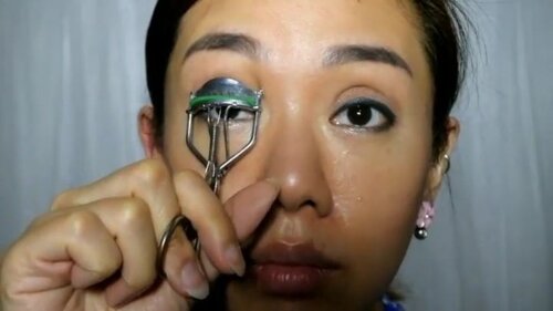 Ada ga yg punya masalah kaya aku???????
Jadi bulumata aku itu cukup panjang tapi turun ke bawah, sebelum pakai mascara aku pasti jepit dulu bulumata aku dengan eyelash curler. Tapiiiiiiii ketika aku pakein mascara bulumata aku ga bisa selentik saat dijepit pasti turun ke posisi setengah nya meskipun ga full turun ke bawah. Banyak banget brand mascara yang udah pernah aku coba dan hampir semua nya ga ada yg berhasil di bulumata aku pilihan nya adalah aku hrs lashlift dan ada 1 brand yg agak susah dicari nya karena sistem direct selling selama ini aku bertahan pake itu tapi hasil nya tdk memberikan volume yg maksimal. Daaannn akhirnyaaaaa aku nemuin mascara that can save my problem Voluminous Lash Paradise dari L'Oreal @getthelookid  fix ini akan jadi mascara fav aku forever selain bisa menahan curl dr bulumata aku mascara ini jg menambah volume dan panjang bulumata maksimal dan sangat waterproof. Thanks a lot @lorealmakeup for introducing me to this amazing mascara ❤️❤️❤️❤️❤️
.
.
#LashToParadise
#LorealParisID