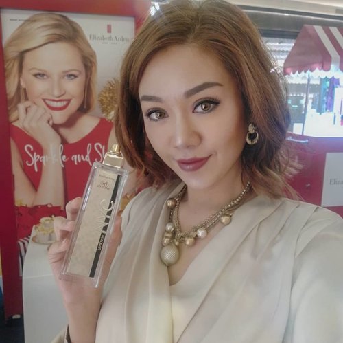 Be ready to #sparkleandshine this holiday season with Elizabeth Arden @beauteous_you  holiday collection.  Like one of my favorit The 5th avenue Eau de Parfum Spray with its super elegant gold packaging and fragrant.  Find all of the collection  at podium Gandaria City