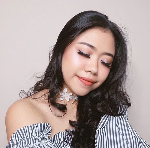Happy sunday🤗💙 Make up deets💋
---
FACE: 
@nyxcosmetics_id Stay Matte but Not Flat Foundation - shade neutral
@nyxcosmectics_id HD Studio Photogenic Concealer - shade Beige
@getthelookid L'oreal Infallible pro-matte powder - shade natural beige
@nyxcosmetics_id ombre blush - shade feel the heat
@sephora_id bronzer powder
@sleekmakeup Sleek Solstice highlighting palette ---
BROWS:
@studiomakeupid Brow & Sculpting palette - dark
---
EYES:
@toofaced chocolate bar palette
@maybelline hyper impact liquid liner
@thewlashes - whisper
---
LIPS:
@pixycosmetics lip cream - shade 12 Mild Peach
---
#BeautyVeller #motd #clozetteID
