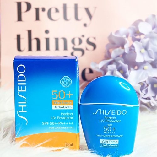 Living in a hot and humid climate, sunscreen is a must🌤🌤 And this one from Shiseido Perfect UV Protector Hydrofresh SPF 50+ PA++++ is one of the best sunscreen I've ever used😍💖 It doesn't feels thick or oily on skin. It does not dry out my skin, not turn oily or greasy, absorbs well and makes a very good makeup base, protects my skin well from the sun and uv rays☀️☀️
---
I use this over my moisturizer as a last step of skin care before I start with my makeup💗
---
You can buy this product @sociolla @shiseidoid (psst, produk ini lagi promo di Sociolla!) Go visit www.beautyveller.com for more review and information 💗💗
BeautyVeller #clozetteID ​#UVFREE #SHISEIDOIDN #ShiseidoxBeautyJournal
.
.
.
#ivgbeauty #makeupporn #motd #beautyaddict #makeuptutorial #beautyenthusiast #makeupjuunkie #beautyvlogger #wakeupandmakeup #undiscovered_muas #glamvids #instamakeup #makeuplover #beautyjunkie #pinterest #instastyle #ulzzang #styleinspo #styleblogger