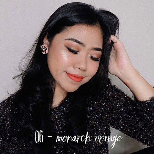 Review pertama di tahun ini!!🤗 aku mau review liquid lipstick dari Martinez Matte Fix Lip Cream💋 lipstick ini tersedia dalam 12 warna. Hasil akhirnya katanya velvet finish, tapi menurutku lebih ke powdery matte kalau sudah mengering, transfer proof, pigmentasinya oke banget dan yang paling ga nyangka, lip cream ini bener-bener nyaman banget dipake di bibir! Gak bikin patchy dan bikin bibir kering, halus banget di bibir gak lengket sama sekalii😍 Harganya Rp 114.500,- dan buat kalian yang mau cobain juga bis langsung check instagramnya @martinezcosmeticofficial 💗 #TheCelebrityMakeup —
Warna yang aku pakai di foto ini (swipe)
06: Monarch Orange
03: Rose cherie
12: Fabulous pink
—
Pretty earrings from: @prolog.indonesia 💗
—
#BeautyVeller #ClozetteID #bblogger #blogger #photooftheday #vscophile #vsco #vscocam #instadaily #igdaily #snapseed  #potd #vscogood #beautyblogger #liveauthentic #vscodaily #igers #instagrammers #beautyjunkie #makeupjunkie #makeup #motd #beautyenthusiast #pinterest