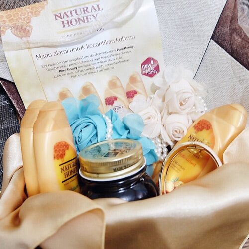 Beautiful hampers from Natural Honey<3 suka banget sama semua tekstur dan wangi body lotionnya. Gak bikin lengket, love it <3