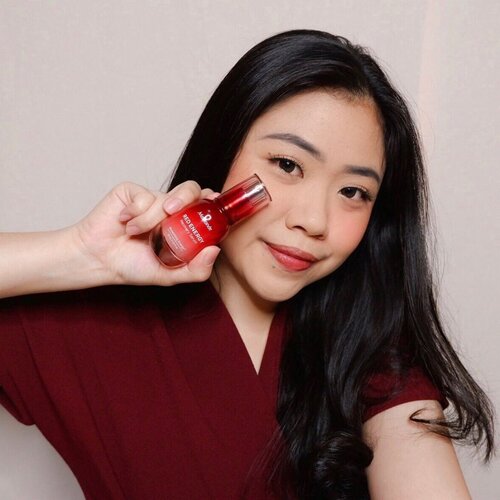 Excited banget nyobain produk andalan terbaru dari @mamondeindonesia yaitu  Red Energy Recovery Serum ❤️✨ claimnya serum ini bisa membuat wajah kamu lebih lembab dan halus dalam waktu 5 hari dan ini beneran terbukti di akuu! Kulit aku terasa jauh lebih lembab dan halus dibanding sebelumnya. Serum ini bisa memulihkan dan juga merevitalisasi kulit yang lelah akibat dari stress dan iritasi💓—Untuk pemakaian yang lebih rutin selama 14 hari katanya bisa kulit terasa lebih kencang dan cerah🥰 untuk pemakaian serum ini dipakai setelah cuci muka menggunakan facia cleanser dan setelah penggunaan toner yah! Full review soon on www.beautyveller.com ❤️✨#MamondeIndonesia #RedEnergyRecoverySerum #Clozetteid #MamondeXClozetteIdReview