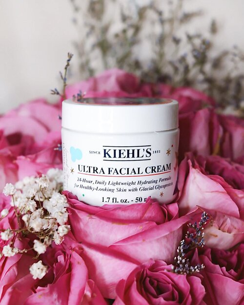 Hai girls, aku mau racunin kalian produk dari @kiehlsid nih! Jadi akutuh uda penasaran lama banget sama produk ini dan pas banget @clozetteid & @kiehlsid berbaik hati kirimin aku Kiehls Ultra Facial Cream moisturizer✨—Review dari aku pribadi aku suka banget sama produk ini! karena bener-bener ngelembabin seharian dan enteng dipakenyaa. Teksturnya cream dan non-perfumed jadi aman banget buat kamu yang sensitif sama wewangian. Recommended!🥰 —Kalau kalian mau coba atau mau rekomenin buat mama/keluarga/sahabat mending langsung beli sekarang di official store nya Kiehls karna mereka lagi keluarin limited edition packaging yg berkolaborasi sama Janine Rewell dalam rangka holiday & gifting season. Cocok banget buat hadiah nih!—#Clozetteid #Kiehlsid #KiehlsHoliday #ClozetteidReview #ClozetteidxKiehls