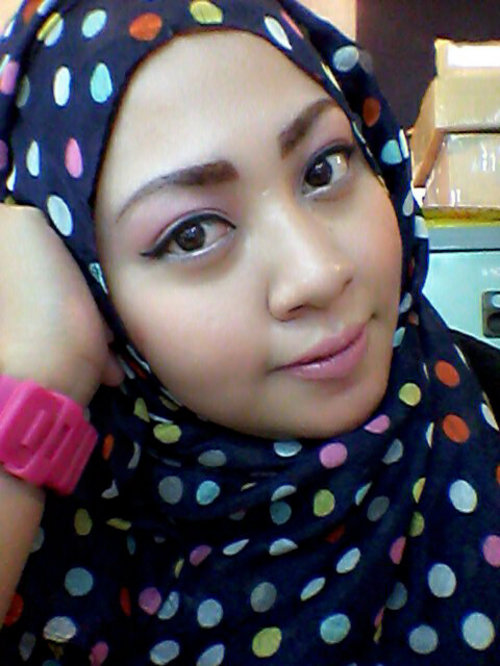 Sweet Eye make up even u wear hijab :)