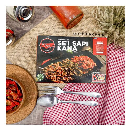 bebs,

Meskipun udah new normal, kadang tetep aja khawatir ya mau keluar. Tapi selama 3 bulan PSBB aku udah kangen banget nih makanan resto.

Akhirnya kemaren pas tau kalau @seisapikana.kelapagading udah buka aku langsung order deh, kangen banget sama sei sapi sambal matahnya.
.
.
Jadi didalam nya selain daging sapi dan nasi dilengkapi juga sambal matah dan kuah kaldu. Enaknya sih dagingnya dimasukkin kedalam kuah terus dikasih sambal. 
Rasanya enggak ada duanya, kaldunya itu berasa banget sapinya. Terus gurih banget. Dagingnya juga lembut tapi masih berteksture. Dan sambal matahnya... Juara !! Nah yang aku suka, sayurnya juga dibumbui loh beb, jadi perpaduan yang luar biasa banget menurut aku.

Buat kalian yg mau coba, kalian bisa order sei sapi ini melalui Grabfood, Gofood, Tokopedia, atau Takeway, khusus di Grabfood ada diskon hingga 50% loh ! LUMAYAN BANGET KAN !!. Atau buat yang mau dateng langsung juga boleh, Sei sapi kana ini berlokasi di Jalan Raya Kelapa Hybrida blok QH12/01 Samping Taipei School Kelapa Gading Jakarta Utara.

#kuliner #kulinerjakarta #kulinerindonesia #makananan #food #foodie #foodphotography #foodstagram #beef #makananenak #sambalmatah #foodlovers