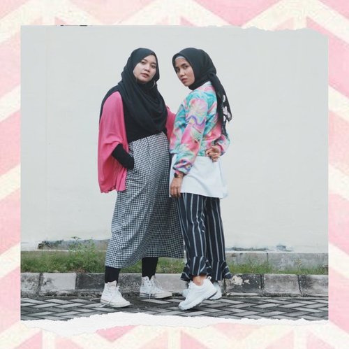 Black pink in your area 🖤💖Mella Lisa & Helia Rose 🤣.Long time no twinning with soul sistaaaaahhh👭Dilema klo fotonya byk yg bagus 🤣Taken by bumil @sucioktari 🥰 #clozetteid